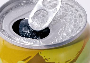 ¿El agua mineral daña los dientes?