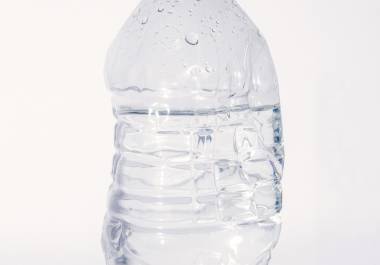 Una botella de agua de plástico de un solo uso en Nueva York, 17 de julio de 2025. Un nuevo documental de Netflix explora si eliminar el plástico puede mejorar nuestra salud. Pero dista mucho de ser un experimento perfecto.