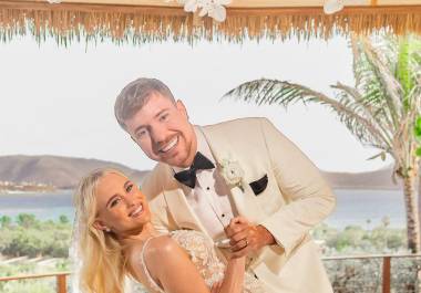 Sueño. Thea Donaldson sorprendió al lucir tres vestidos distintos durante la exclusiva celebración de la boda.