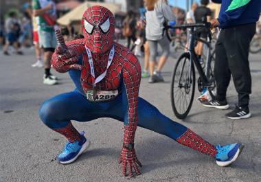Rubén Torres recorrió los 21 kilómetros caracterizado como Spider-Man, una tradición que mantiene desde hace varios años para motivar a niños y corredores durante la competencia.