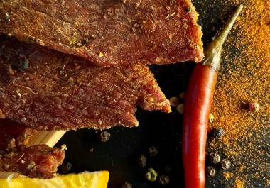 La carne seca, conocida en distintas regiones como jerky, tasajo o machaca deshidratada, es un alimento tradicional.