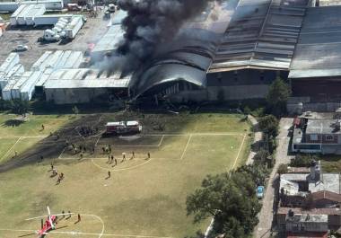 Seis personas murieron tras el choque de una avioneta privada en Toluca, accidente del que comenzó a circular en redes sociales un audio del último contacto de la tripulación con la Torre de Control del Aeropuerto de Toluca.