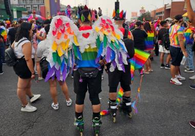 Vestidos con trajes multicolores, pelucas y zapatos de plataforma, integrantes de la comunidad LGBTQ+ soportaron las altas temperaturas durante la 23 Marcha del Orgullo.