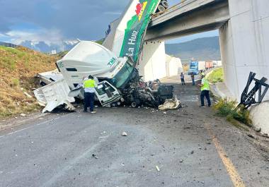 Tráiler cae de puente en tramo Los Chorros, en Arteaga