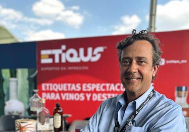 Labor. El colorido stand de Etiqus, empresa saltillense especializada en etiquetas premium, cautivó a los asistentes del Festival Mundo Mezcal 2025 con su propuesta que fusiona tecnología, diseño y tradición mexicana.