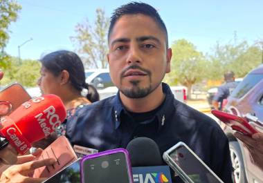 Alfredo Flores explica a los ciudadanos cómo funciona la Sala de Radio y los canales de contacto inmediato.