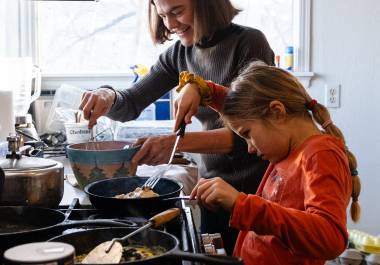 En ‘El arte perdido de educar’, Michaeleen Doucleff prometió simplificar la vida familiar.