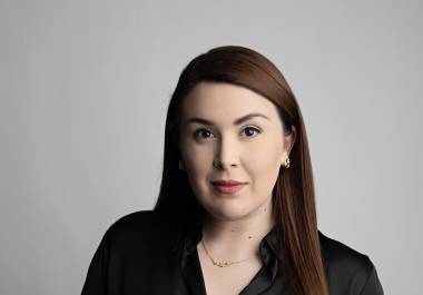 Su trabajo refleja el avance paulatino de las mujeres en áreas financieras y de alta dirección.