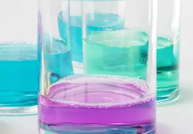 Aunque los enjuagues bucales cosméticos y terapéuticos son comunes en la rutina diaria, los especialistas recomiendan no abusar de los antisépticos para no alterar la flora bacteriana de la boca.