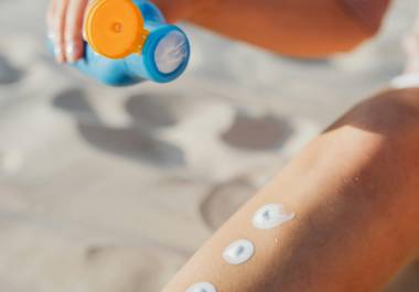 El uso diario de protector solar se ha convertido en una recomendación clave de dermatólogos y especialistas en salud pública.