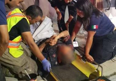 Elementos de la UNIF, Bomberos y Cruz Roja rescataron al adulto mayor ante el riesgo de caída que enfrentaba dentro de la vivienda donde permanecía.