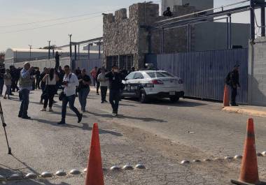 Cerca de 60 policías municipales en paro exigen mejores condiciones laborales y un diálogo con las autoridades de Torreón.