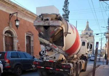 Daños en la banqueta de la esquina de Escobedo y Bravo, causados por la maniobra imprudente de una revolvedora.