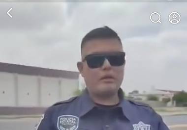 Un video difundido en redes sociales muestra a un policía estatal presuntamente solicitando dinero a una familia durante una revisión.