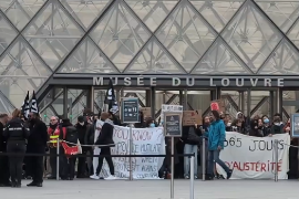 Estudiantes se manifiestan a fuera del Museo de Louvre