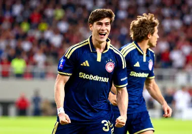 Armando “Hormiga” González tuvo la ocasión de ampliar la ventaja del Olympiakos ante Marsella, pero Jeffrey de Lange detuvo su remate.