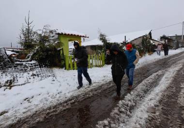 Ante la presencia del Frente Frío No. 8 y la Tormenta Tropical Rafael, las autoridades recomiendan a la población tomar precauciones y seguir actualizaciones de Protección Civil y el SMN para minimizar riesgos.