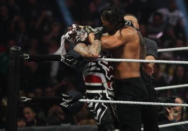 Penta conectó un Mexican Destroyer durante el combate, pero Roman Reigns consiguió evitar la cuenta de tres.