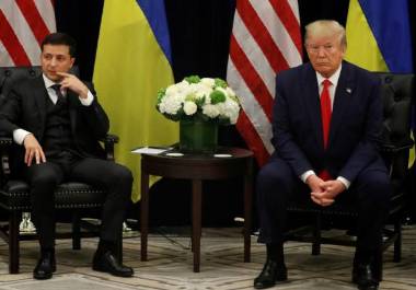 Trump respondió atacando a Zelensky como un “dictador”, afirmando erróneamente que el ucraniano tenía un índice de aprobación del 4%.