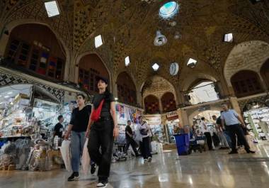 Tras años de sufrir las sanciones occidentales, Dubái sirvió esencialmente como ventana de Irán al mundo, con comerciantes que compraban y reexportaban bienes de consumo, alimentos y equipos industriales a Irán.