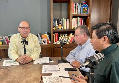 Rubén Moreira (I) afirma que los trabajadores de la educación verían reducidos sus ingresos drásticamente a causa del incremento de las cuotas del seguro de salud.