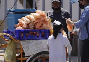 A pesar de la prohibición, en las escuelas de Coahuila se sigue vendiendo comida chatarra.