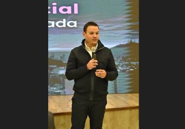 Mauricio Canseco Cavazos, subsecretario de Innovación Social y Alianzas Estratégicas de Nuevo León, durante su ponencia ante integrantes de la Red Sumarse Coahuila en la ciudad de Saltillo.