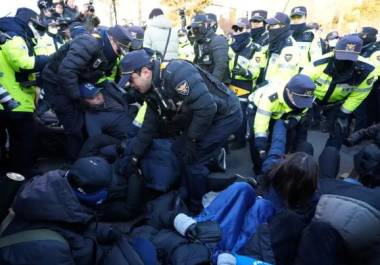 Agentes de policía arrastran a partidarios del presidente surcoreano destituido, Yoon Suk Yeol, mientras Yoon se enfrenta a un posible arresto después de que un tribunal aprobara el martes una orden de arresto en su contra.