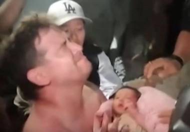 Una madre rescatada de entre los escombros de Venezuela con su hijo recién nacido describe 32 horas angustiosas