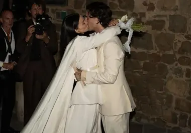 Fiesta. La pareja eligió el blanco para su boda y recibió los aplausos de los seguidores que esperaron su salida del recinto.