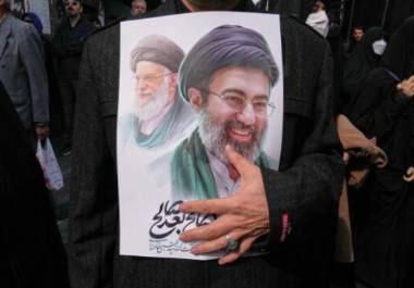 Irán ha intentado cobrarse un precio por el ataque ejerciendo control sobre el estrecho, la vía marítima angosta por la que suele transitar aproximadamente una quinta parte del petróleo mundial.