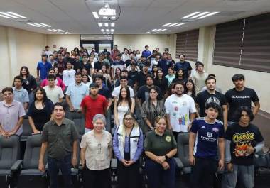 Estudiantes de la Universidad Tecnológica de Parras participaron en una conferencia sobre resolución pacífica de conflictos escolares.