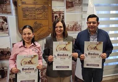 La alcaldesa de Frontera, Coahuila, Sara Irma Pérez (centro), anunció formalmente el evento Bodas Comunitarias 2026, en el que podrán participar personas de 13 municipios de la Región Centro.