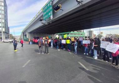 Docentes marcharon por el bulevar Venustiano Carranza en contra de la reforma a la Ley del ISSSTE, mientras que el líder sindical Everardo Padrón se unió de última hora.