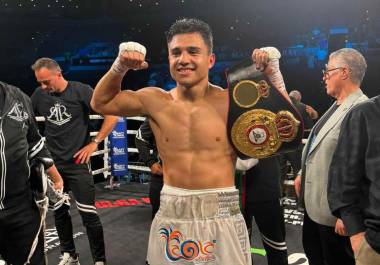 Armando “Toro” Reséndiz posa con el cinturón supermediano de la AMB, tras ser elevado a campeón mundial luego del retiro de Terence Crawford.