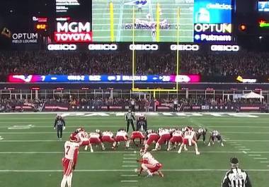 El staff del estadio creaba una aparente segunda pareja de postes. La práctica era permitida por las reglas anteriores, pero la NFL ahora exige que ambos equipos reciban exactamente la misma imagen.