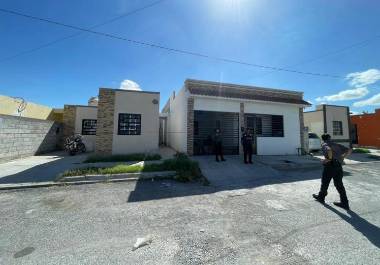 Elementos de la Agencia de Investigación Criminal acordonaron la vivienda donde fue encontrado el cuerpo de Daniela “N” en la colonia Portales de Frontera.