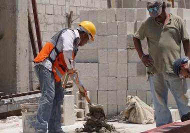 La mayoría de los albañiles en Coahuila labora fuera de la formalidad, sin acceso garantizado a prestaciones ni protección social pese a desempeñar una de las actividades con mayor riesgo.