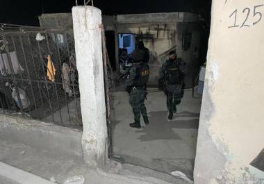 El lugar del ataque quedó marcado por manchas de sangre y desorden en la recámara.