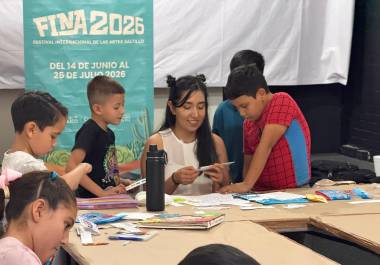 Rodeada de niñas y niños, Likabet impartió durante tres días un taller de Paper Art &amp; Design como parte del Festival Internacional de las Artes de Saltillo (FINA).