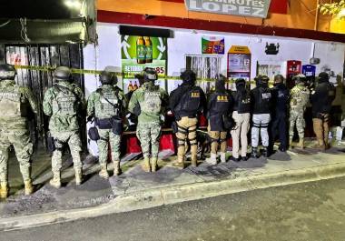 Elementos de seguridad federal y estatal resguardaron los domicilios cateados en la colonia Universidad Pueblo.