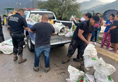 Con el apoyo de voluntarios y autoridades, se están distribuyendo alimentos, kits de limpieza y ropa a los afectados por las inundaciones en Boquillas de las Perlas.