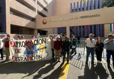 Trabajadores de AHMSA exigen justicia afuera de la sede judicial mientras esperan el resultado de la subasta.
