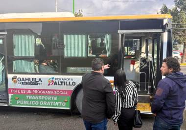 La comitiva también observó el funcionamiento de unidades del sistema de transporte en Saltillo.