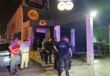 Autoridades municipales y estatales iniciaron revisiones a bares y antros de Saltillo para verificar condiciones estructurales, luego del incidente ocurrido el pasado fin de semana en un establecimiento de la ciudad.