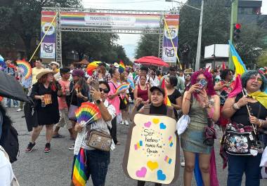 A 25 años de que se celebró la primera Marcha de la Diversidad en Monterrey, este sábado se volvieron a llenar de colores las calles de la ciudad para recordar que la lucha por la igualdad de comunidad LGBTQI+.
