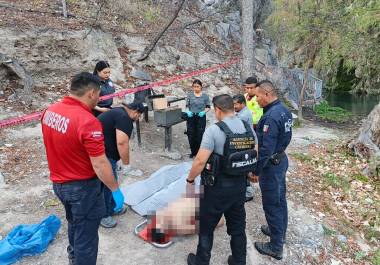 Punto de la orilla donde civiles intentaron maniobras de reanimación cardiopulmonar tras extraer el cuerpo del fondo.