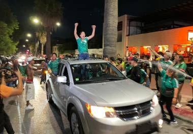 La afición salió a las calles de Saltillo para celebrar la victoria del Tri.