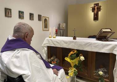 Foto difundida por el Vaticano en que se ve al papa Francisco celebrando misa en una capilla del Hospital Policlínico Agostino Gemelli de Roma, el 16 de marzo del 2025. FOTO: