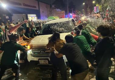Familias completas salieron al centro de Saltillo para compartir la emoción del triunfo mexicano.